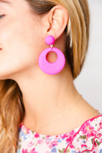Load image into Gallery viewer, Fandango Retro Open Circle Resin Dangle Earrings