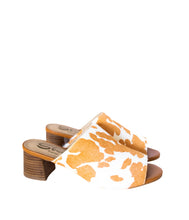 Load image into Gallery viewer, Richwood Peeptoe Tan and White Cowhide Slide