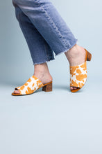 Load image into Gallery viewer, Richwood Peeptoe Tan and White Cowhide Slide