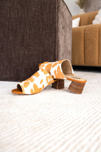Load image into Gallery viewer, Richwood Peeptoe Tan and White Cowhide Slide