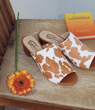 Load image into Gallery viewer, Richwood Peeptoe Tan and White Cowhide Slide