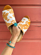 Load image into Gallery viewer, Richwood Peeptoe Tan and White Cowhide Slide