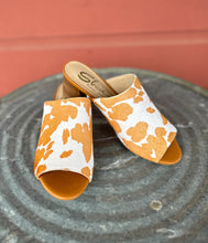 Load image into Gallery viewer, Richwood Peeptoe Tan and White Cowhide Slide