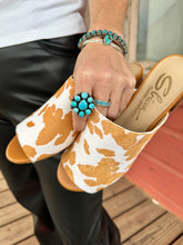 Load image into Gallery viewer, Richwood Peeptoe Tan and White Cowhide Slide