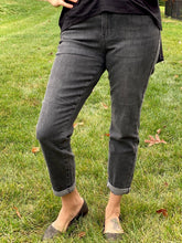 Load image into Gallery viewer, The Daydreamer Judy Blue Boyfriend Jeans