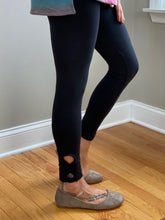 Load image into Gallery viewer, Cross the Line Leggings in Black