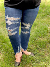 Load image into Gallery viewer, Under The Boardwalk Judy Blue Cropped Jeans