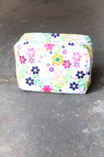 Load image into Gallery viewer, Cream Flower Print Gold Zipper Travel Bag
