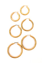 Load image into Gallery viewer, Day to Day Hoop Earrings Set in Gold
