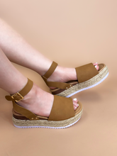 Load image into Gallery viewer, Kimmie Platform Sandal in Tan
