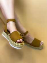 Load image into Gallery viewer, Kimmie Platform Sandal in Tan
