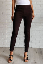 Load image into Gallery viewer, Magic Skinny 28&quot; Pants in Chocolate
