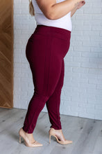 Load image into Gallery viewer, Magic Skinny 28&quot; Pants in Wine
