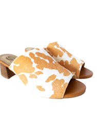 Load image into Gallery viewer, Richwood Peeptoe Tan and White Cowhide Slide
