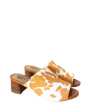 Load image into Gallery viewer, Richwood Peeptoe Tan and White Cowhide Slide
