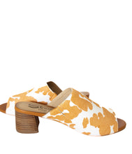 Load image into Gallery viewer, Richwood Peeptoe Tan and White Cowhide Slide
