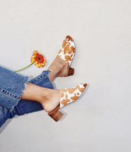 Load image into Gallery viewer, Richwood Peeptoe Tan and White Cowhide Slide

