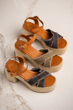 Load image into Gallery viewer, Nana Platform Sandals in Black
