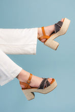 Load image into Gallery viewer, Nana Platform Sandals in Black
