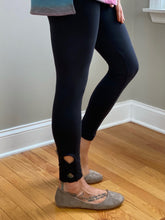 Load image into Gallery viewer, Cross the Line Leggings in Black
